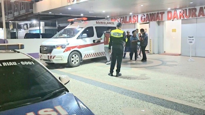 Aksi Cepat Polisi Lalu Lintas di Riau Bantu Ambulans Antar Pasien Darurat