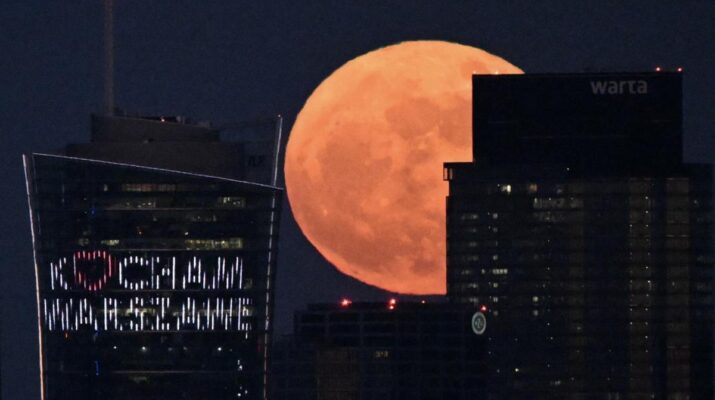 Fenomena Flower Moon Hiasi Langit Dunia, Warga Antusias Menyaksikan