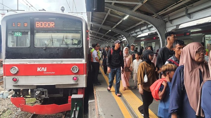 KAI Commuter Kecam Aksi Penumpang Diduga BAB di Dalam KRL, Siapkan Sanksi Tegas